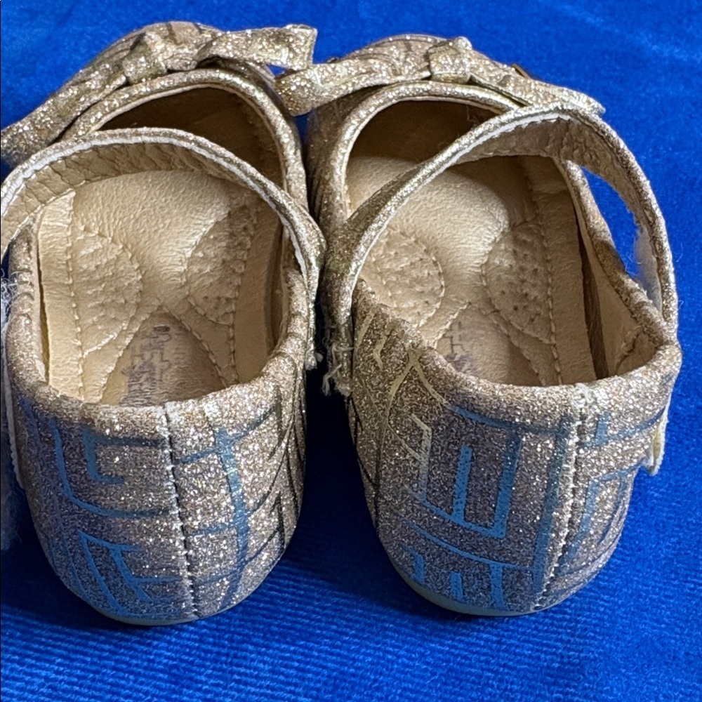 ⭐️ NWOT- Gold Glittery Kids Shoes- size 21 - Picture 4 of 8